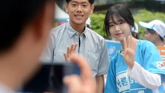 31岁高颜值教授引热议，博士毕业5个月就获聘教授，校方回应！