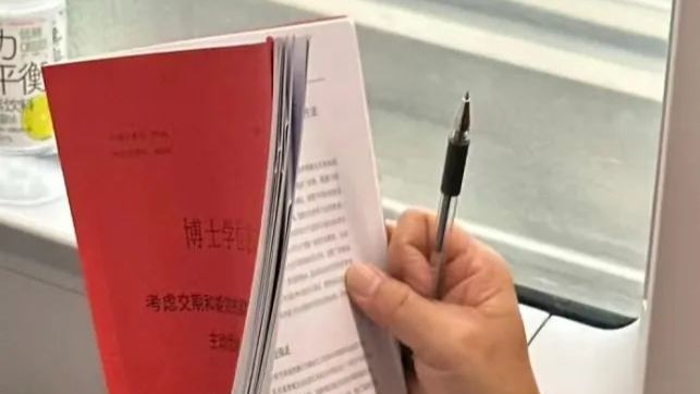 导师在地铁改博士论文被拍，网友：“他边看边挠头，越看越发愁”
