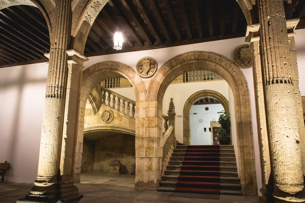 Fonseca_Claustro_escaleras_noche2-1024x683.jpg