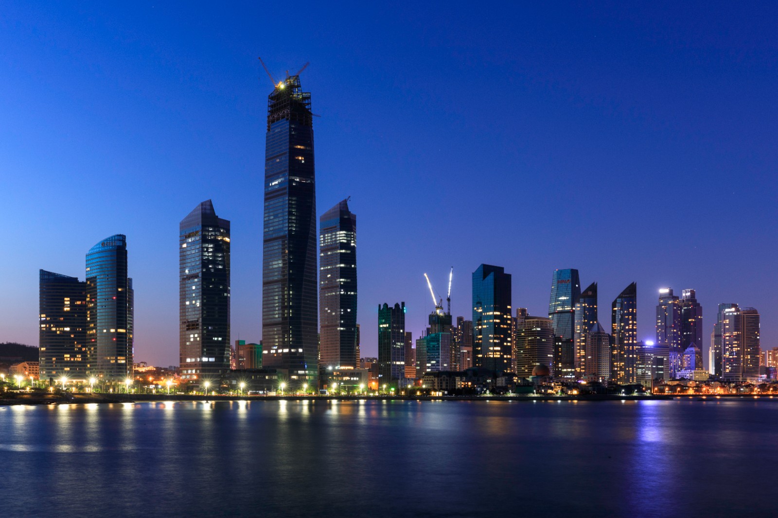 摄图网_501612958_青岛城市夜景（企业商用）.jpg