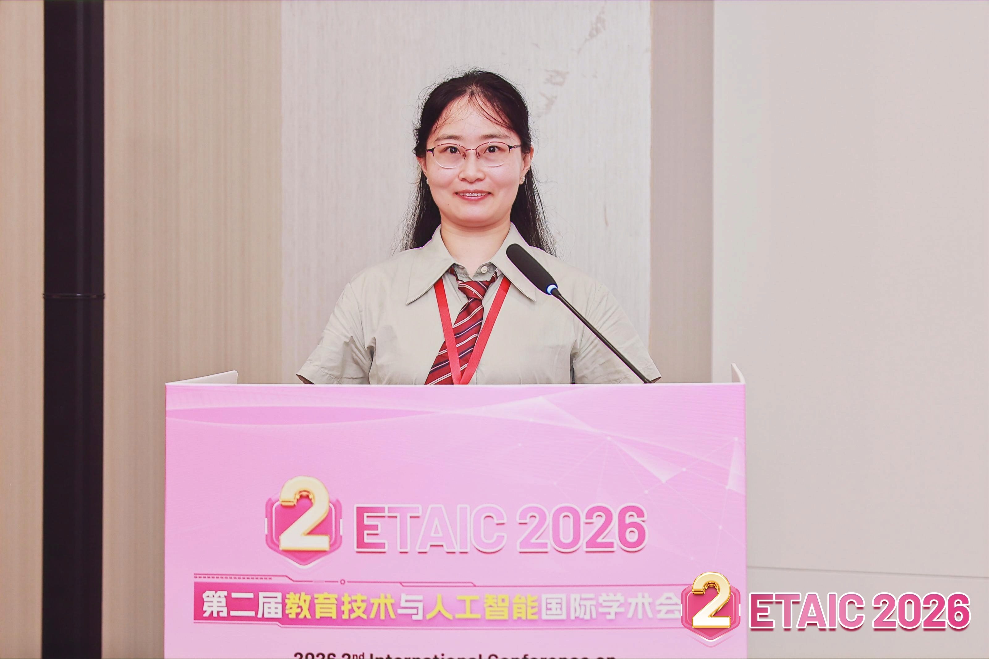 龙陶陶副教授 主持大会开幕式.JPG