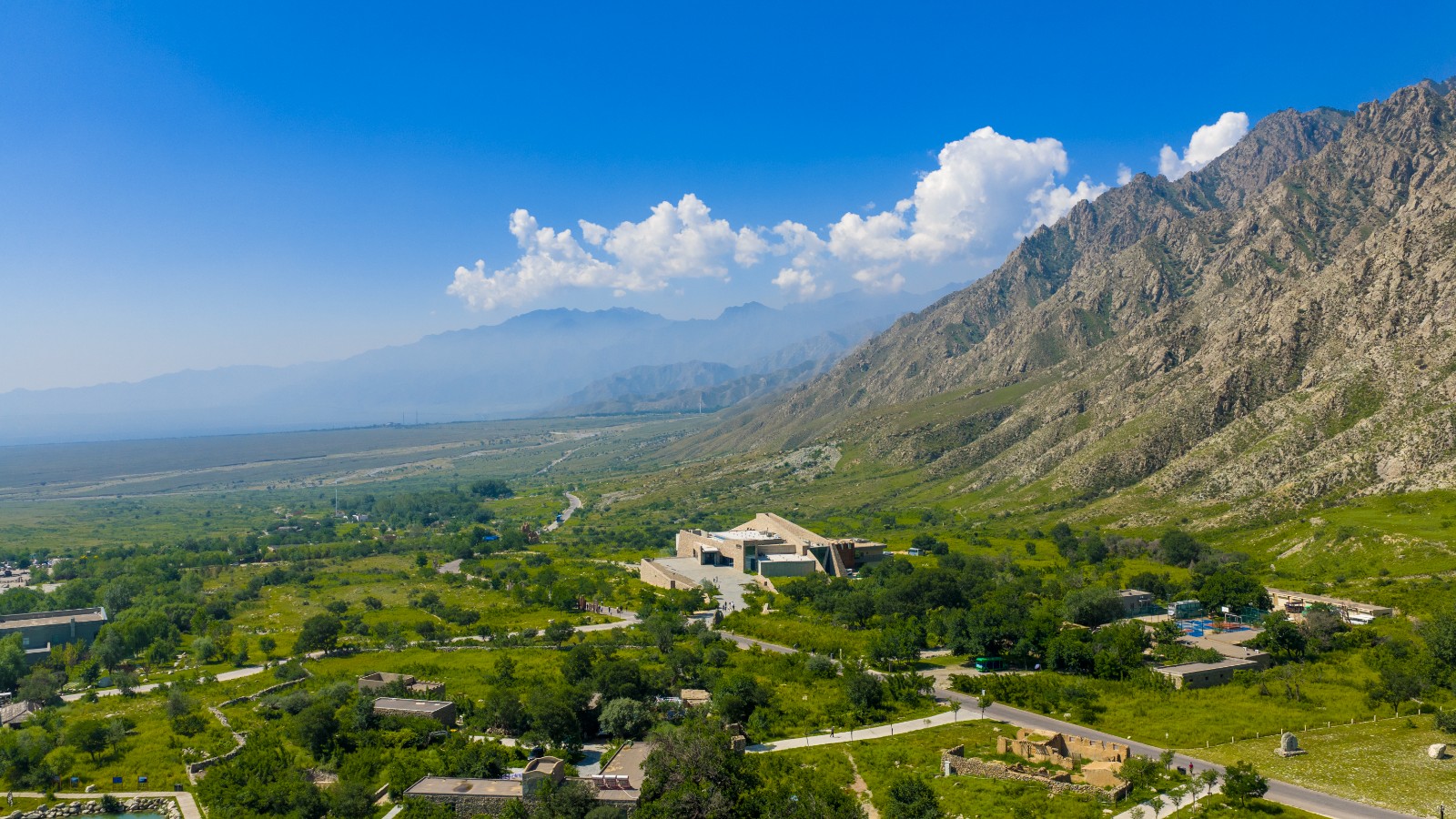 摄图网_700722096_宁夏银川贺兰山岩画遗址公园航拍(企业商用).jpg