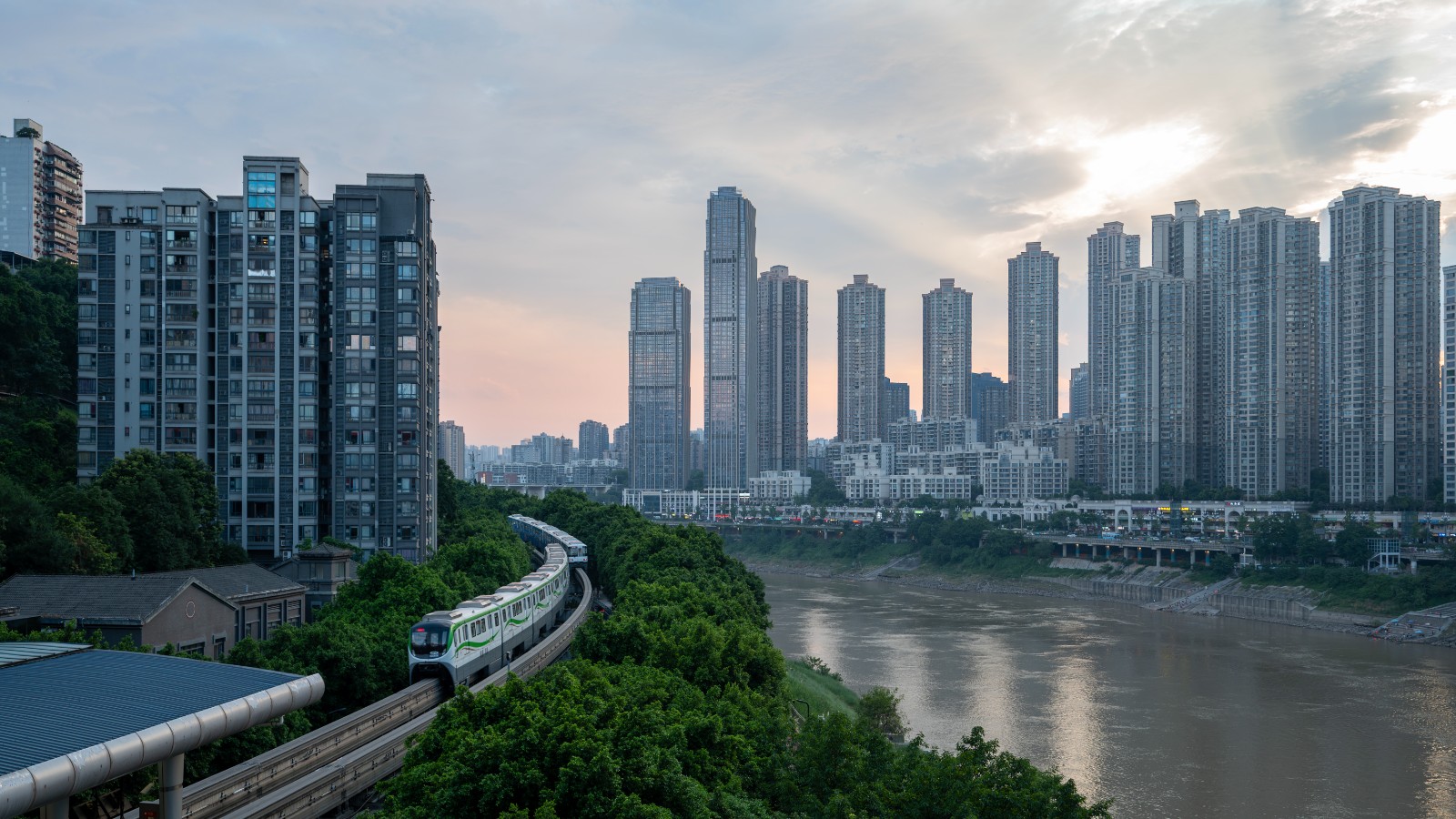摄图网_701559988_夕阳下重庆现代化都市江畔_(企业商用).jpg