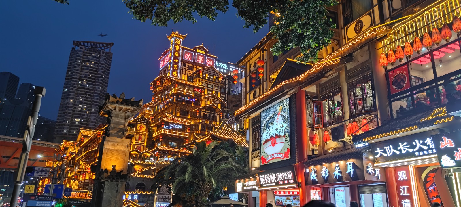 摄图网_701895603_繁华都市夜晚高楼河流灯光_(企业商用).jpg