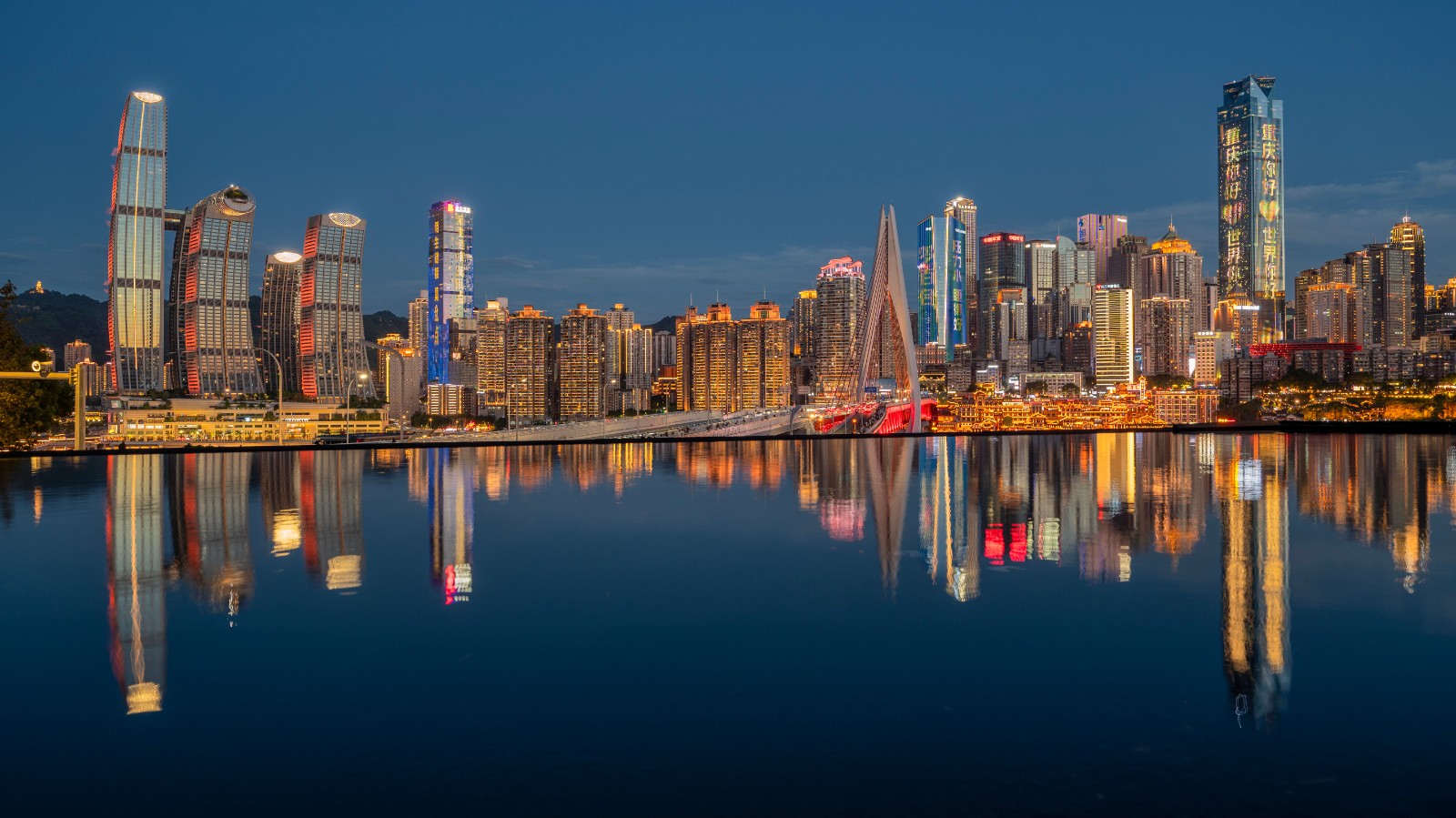 摄图网_701500690_重庆城市天际线水面倒影景_(企业商用)(1).jpg